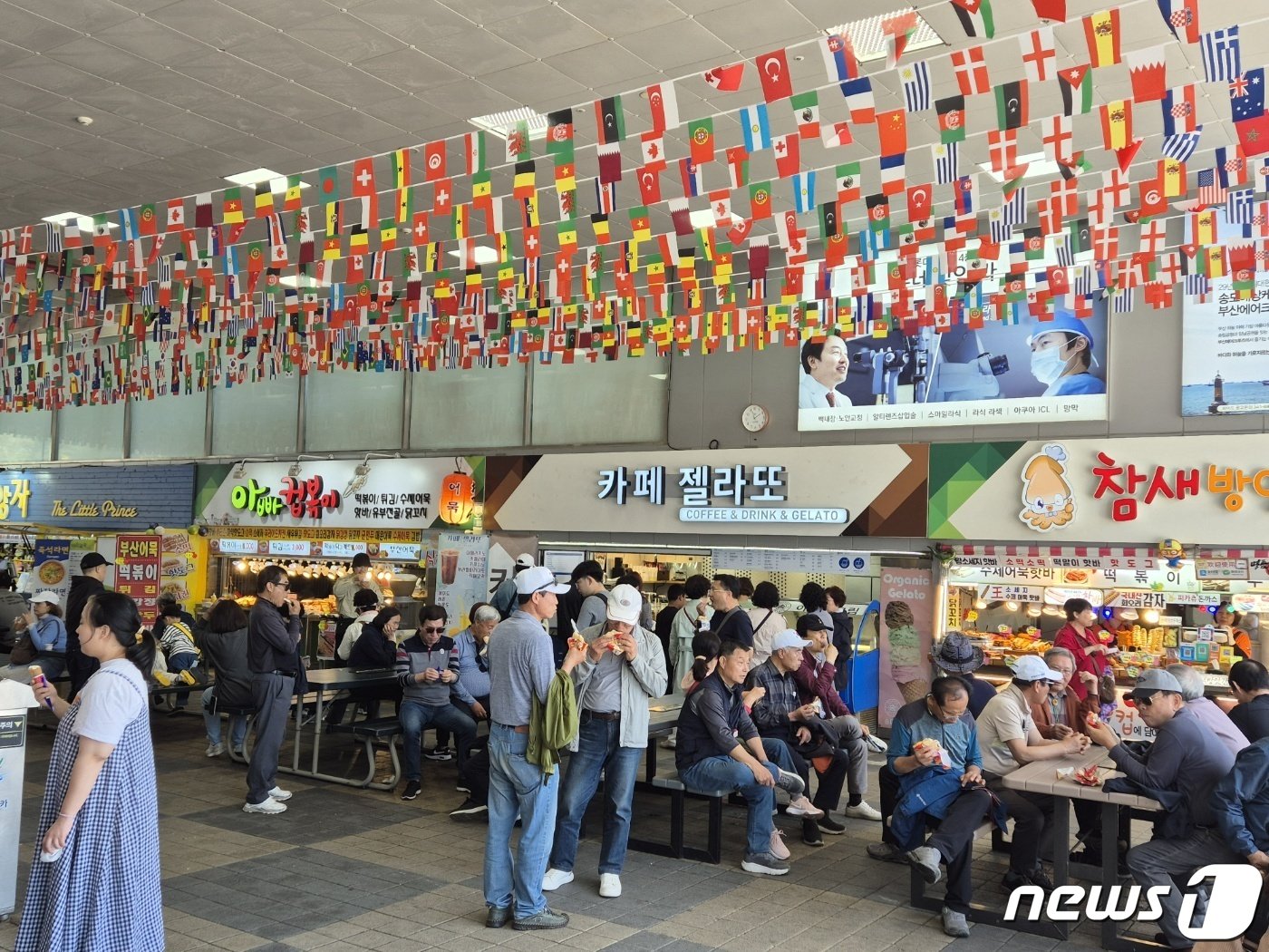 본문 이미지 - 13일 오후 스카이하버전망대 입구 식당가가 관광객들로 북적이고 있다.2024.4.13. /ⓒ News1 손연우 기자