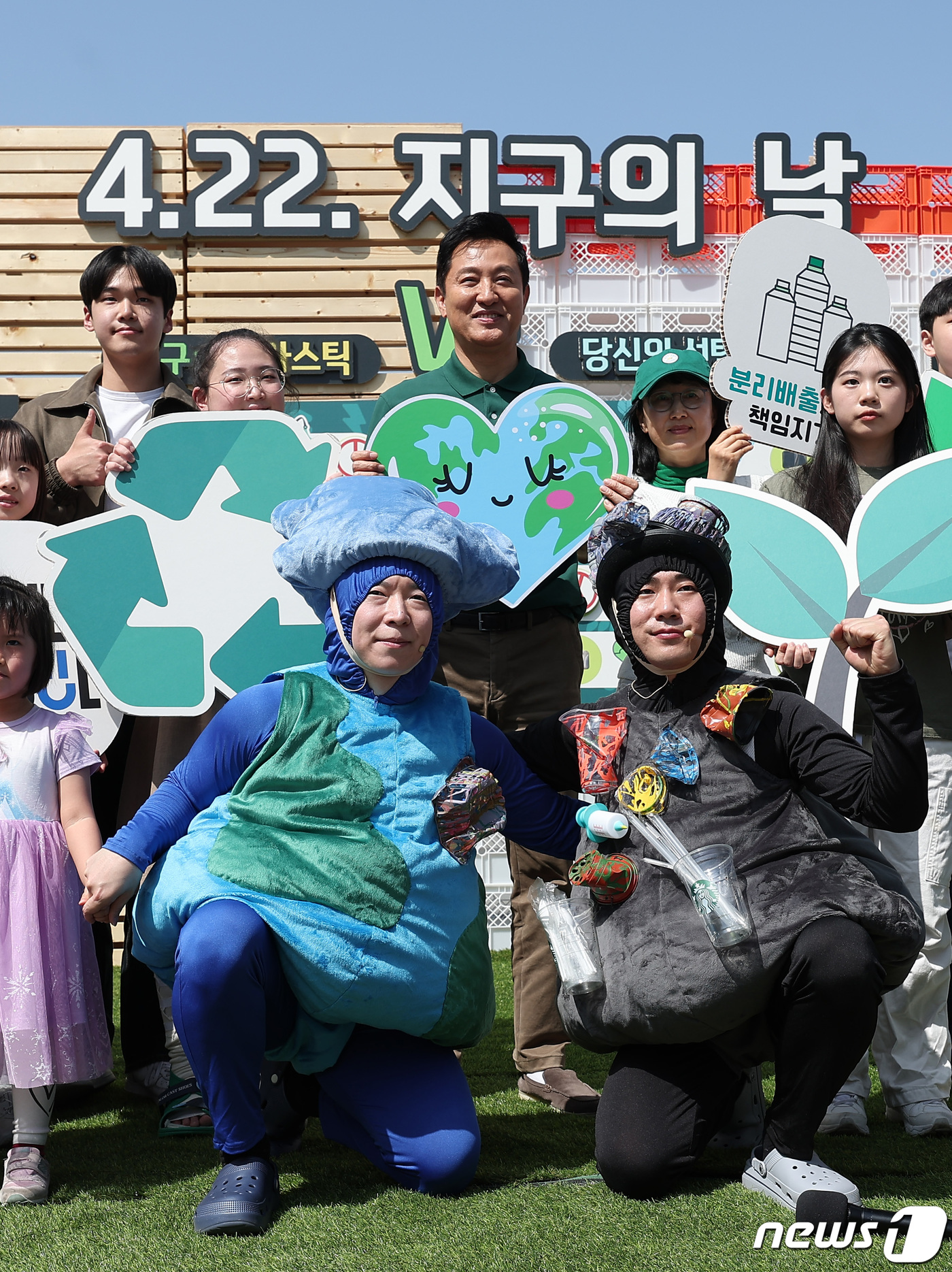 (서울=뉴스1) 김성진 기자 = 오세훈 서울시장이 13일 서울 종로구 광화문광장에서 열린 '2024 지구의 날' 기념행사에서 참석자들과 기념촬영을 하고 있다.지구의 날(매년 4월 …