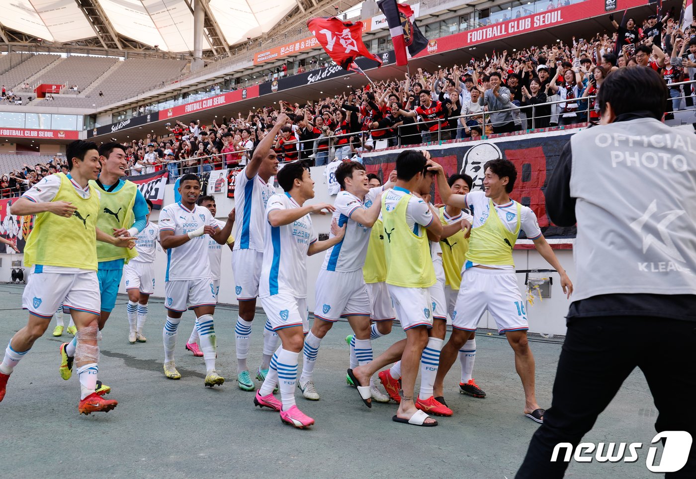 13일 오후 서울 마포구 월드컵경기장에서 열린 &#39;프로축구 하나은행 K리그1 2024 7라운드&#39; FC서울과 포항 스틸러스의 경기 후반전, 포항 박찬용이 팀의 세번째 골을 넣은 뒤 동료들 및 서포터즈와 기쁨을 나누고 있다. 2024.4.13/뉴스1 ⓒ News1 안은나 기자