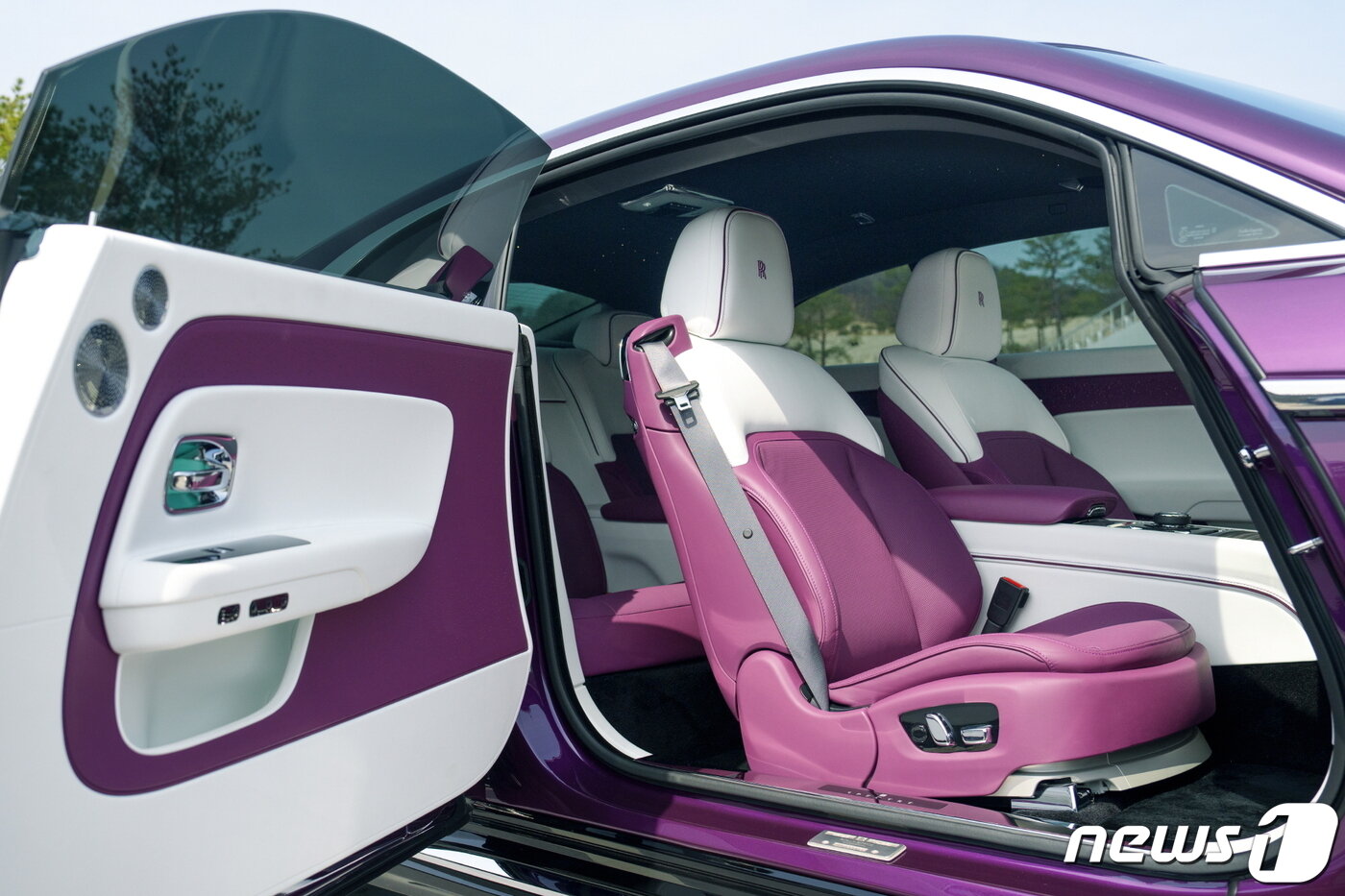 본문 이미지 - 문을 활짝 연 스펙터의 실내.(롤스로이스 제공) 