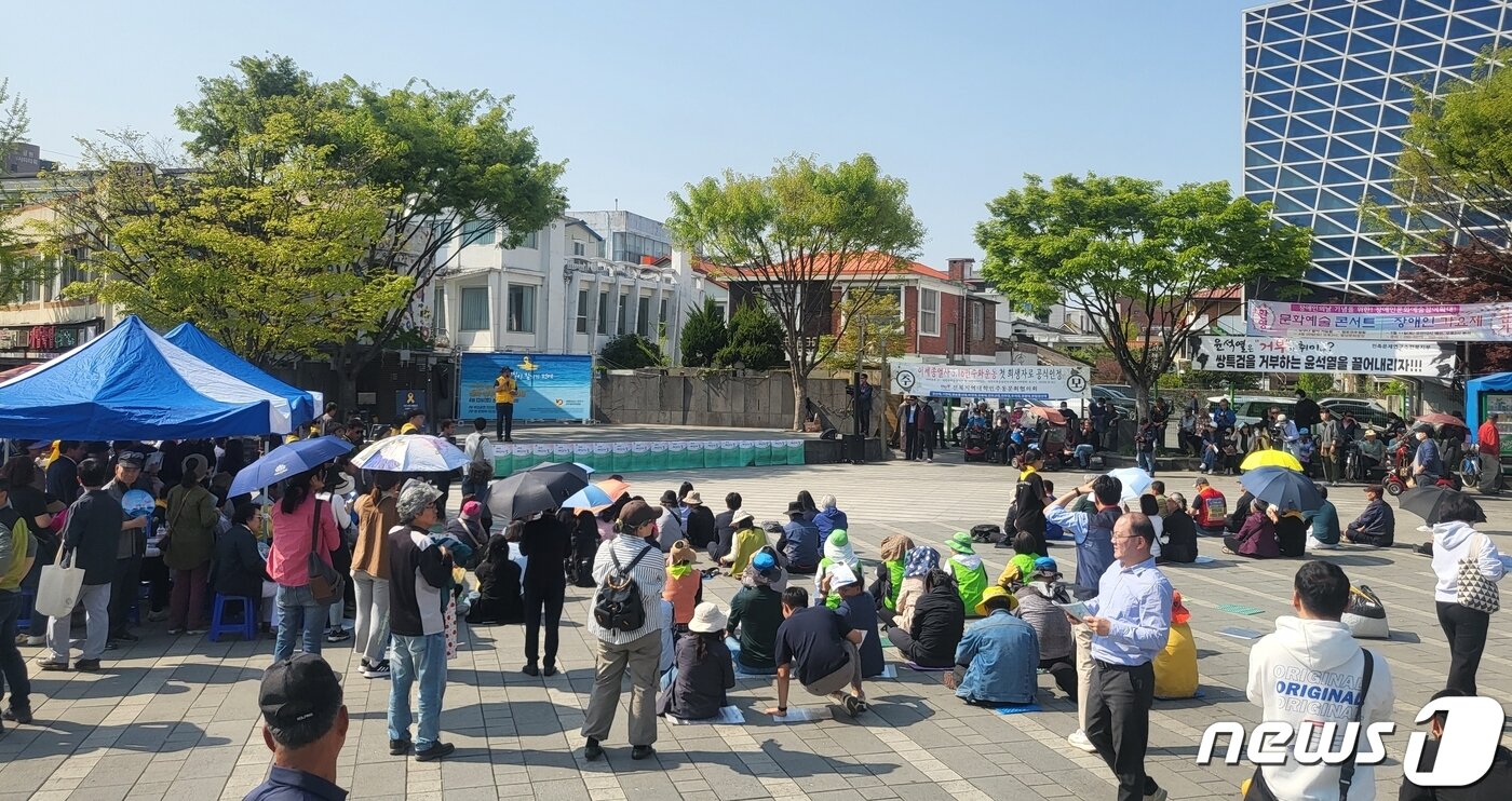 본문 이미지 - 4·16 세월호 참사 10주기를 사흘 앞둔 13일 전북자치도 전주시 풍남문 광장에서 추모행사가 열렸다.2024.4.13/뉴스1 강교현 기자