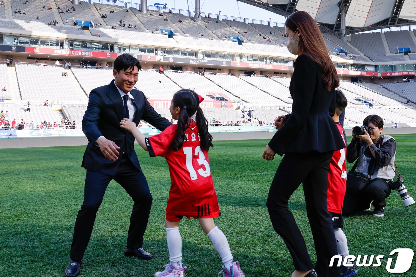 FC서울 원클럽맨 고요한이 13일 오후 서울 마포구 월드컵경기장에서 열린 은퇴식에서 가족을 맞이하고 있다. 서울은 고요한의 공로를 인정해 고요한의 등번호인 13번을 영구결번 하기로 했는데, 이는 서울 구단의 첫 영구결번이다. 2024.4.13/뉴스1 ⓒ News1 안은나 기자