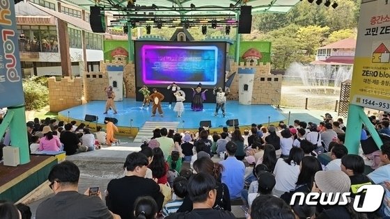 본문 이미지 - 13일 대전 오월드에서 관람객들이 어린이를 위한 인형극을 관람하고 있다. (오월드 제공)/뉴스1