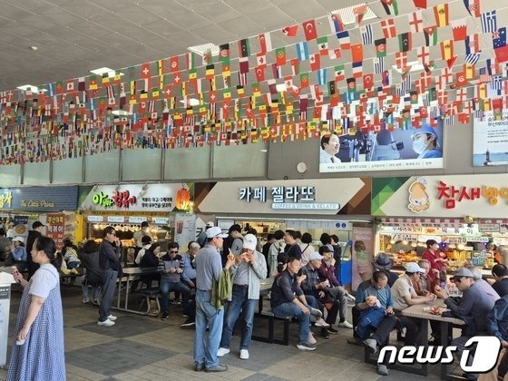 본문 이미지 - 13일 오후 스카이하버전망대 입구 식당가가 관광객들로 북적이고 있다.2024.4.13. 손연우 기자