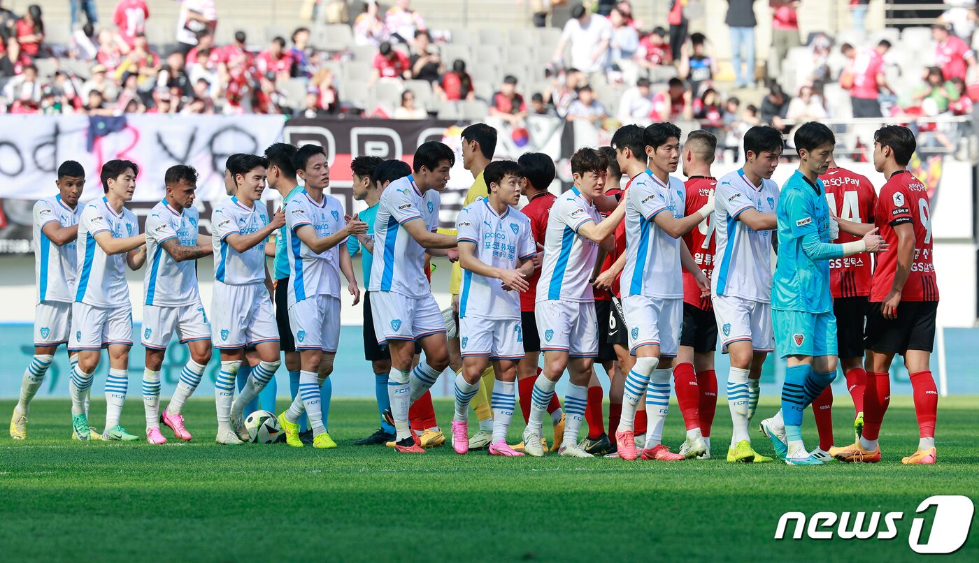 본문 이미지 - 13일 오후 서울 마포구 월드컵경기장에서 열린 '프로축구 하나은행 K리그1 2024 7라운드' FC서울과 포항 스틸러스의 경기에서 4-2로 포항이 승리를 거둔 가운데 양팀 선수들이 인사하고 있다. 2024.4.13/뉴스1 ⓒ News1 안은나 기자