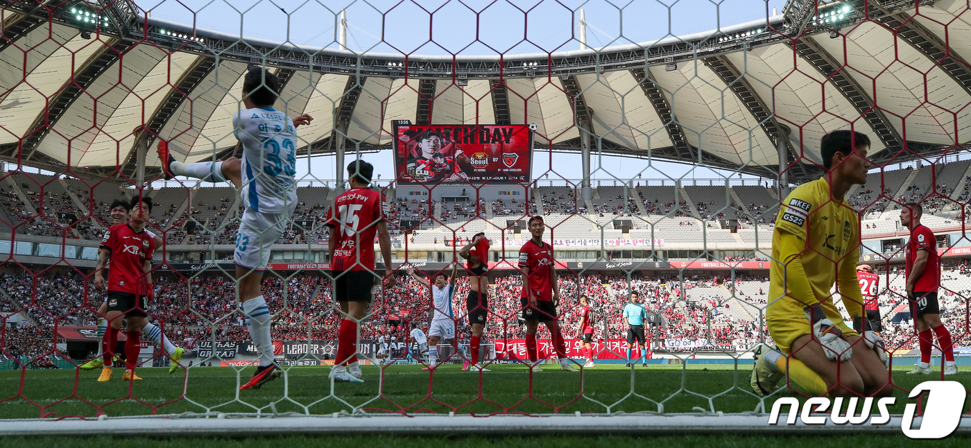 (서울=뉴스1) 안은나 기자 = 13일 오후 서울 마포구 월드컵경기장에서 열린 '프로축구 하나은행 K리그1 2024 7라운드' FC서울과 포항 스틸러스의 경기 후반전, 포항 이호재 …