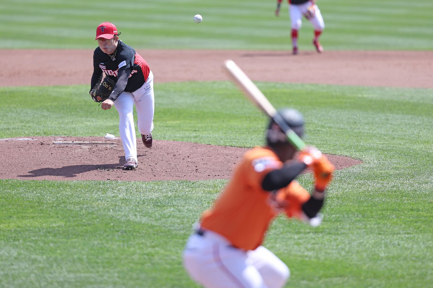 본문 이미지 - KIA 타이거즈가 13일 열린 KBO리그 대전 한화 이글스전에서 11-9로 승리, 5연승을 질주했다. 양현종은 6이닝을 2실점으로 막고 시즌 4경기 만에 첫 승을 거뒀다. (KIA 타이거즈 제공)