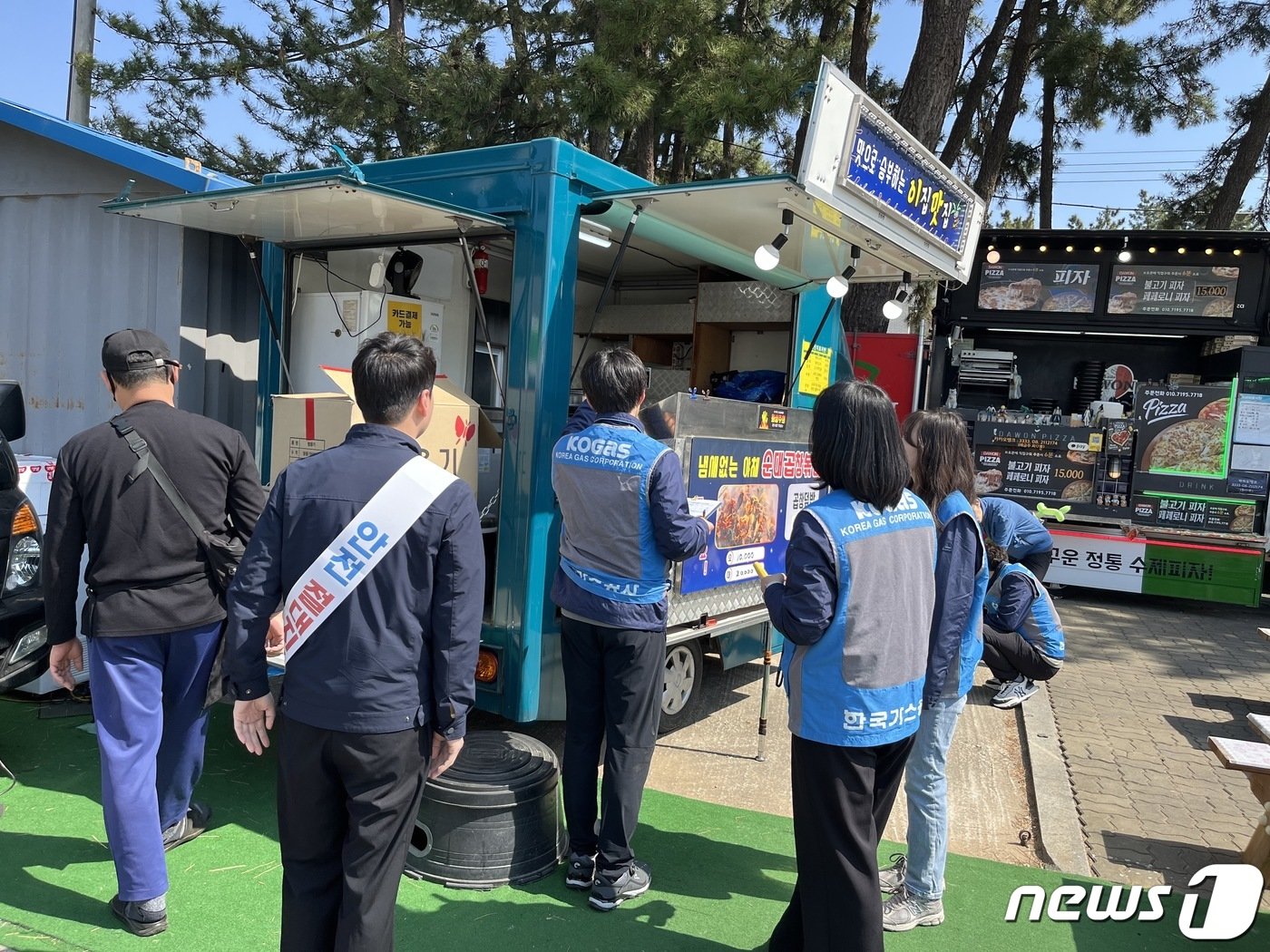 본문 이미지 - 고용노동부 태백지청은 지난 12일 삼척시 근덕면 상맹방리 일대에서 진행하는 ‘삼척유채꽃 축제’ 행사장에서 안전 점검을 실시했다.(고용노동부 태백지청 제공)/뉴스1