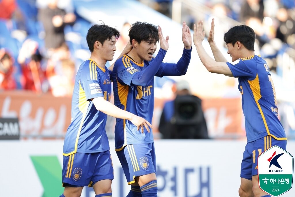 본문 이미지 - 울산 이동경이 동료들과 기뻐하고 있다.&#40;한국프로축구연맹 제공&#41; 