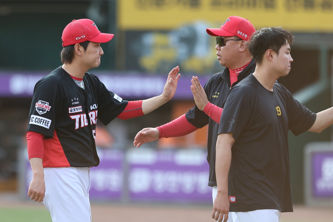 본문 이미지 - KIA 타이거즈 투수 전상현(왼쪽)이 13일 열린 KBO리그 대전 한화 이글스전에서 11-9로 승리한 뒤 이범호 감독과 하이파이브를 하고 있다. (KIA 타이거즈 제공)