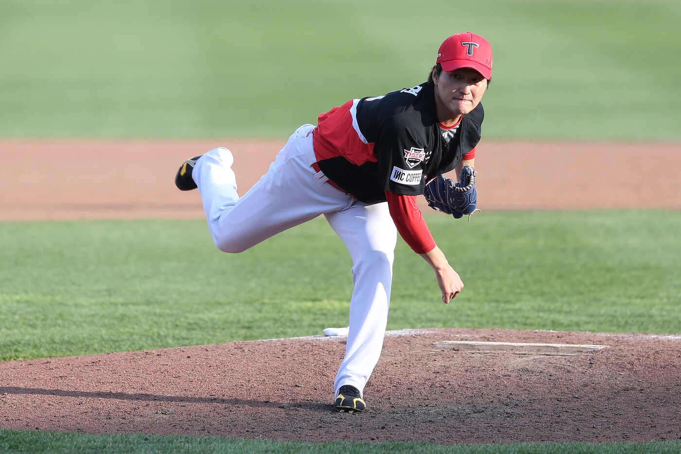 본문 이미지 - KIA 타이거즈 투수 전상현이 13일 열린 KBO리그 대전 한화 이글스전에서 8회말 구원 등판해 역투하고 있다. (KIA 타이거즈 제공)