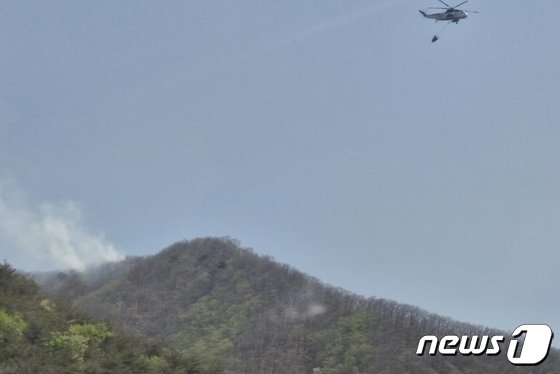 13일 오전 11시 15분쯤 경북 영천시 임고면 한 야산에서 불이 나 산림당국이 헬기로 진화작업을 펼치고 있다. 산불은 40분 만에 진화됐다. &#40;산림청 제공&#41;