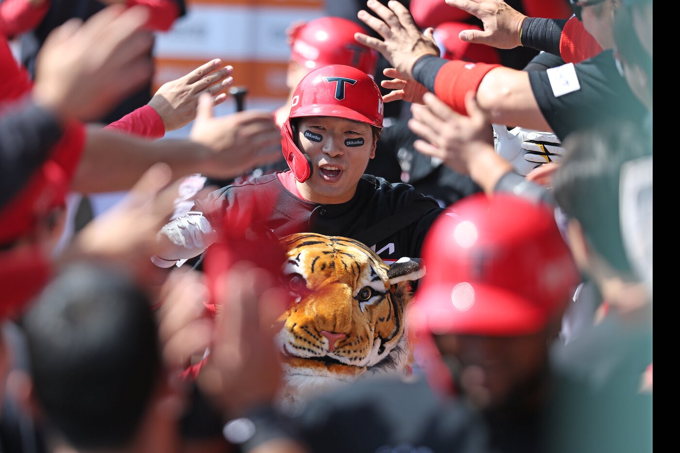 본문 이미지 - KIA 타이거즈가 13일 열린 KBO리그 대전 한화 이글스전에서 11-9로 승리, 5연승을 질주했다. 고종욱(가운데)이 3회초 3점 홈런을 터뜨린 후 동료들의 축하를 받고 있다. (KIA 타이거즈 제공)