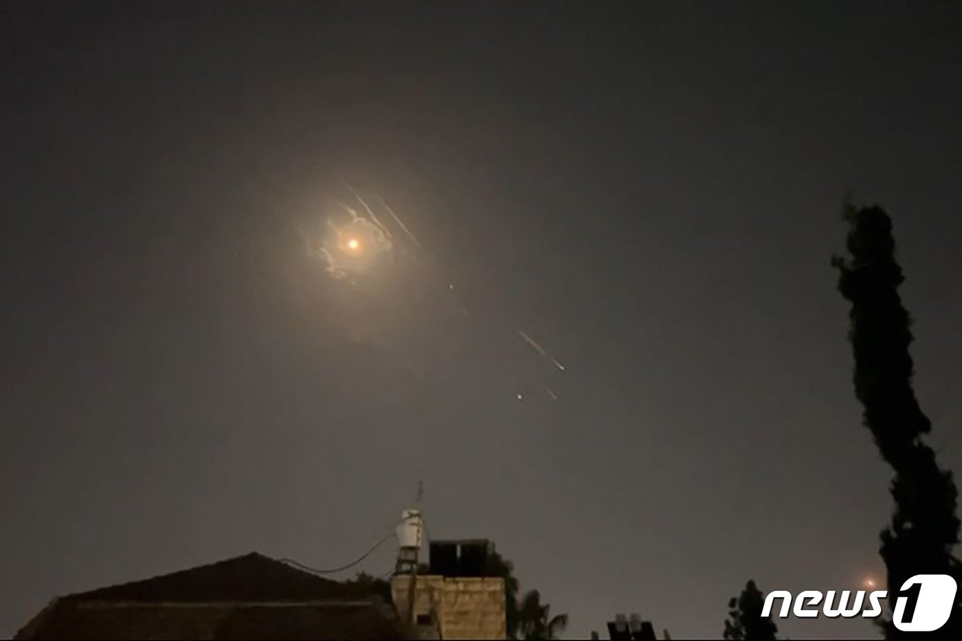 14일&#40;현지시간&#41; 이스라엘 예루살렘 상공에 이란의 공습이 떨어지고 있다. 2024.04.14 ⓒ AFP=뉴스1 ⓒ News1 정지윤 기자