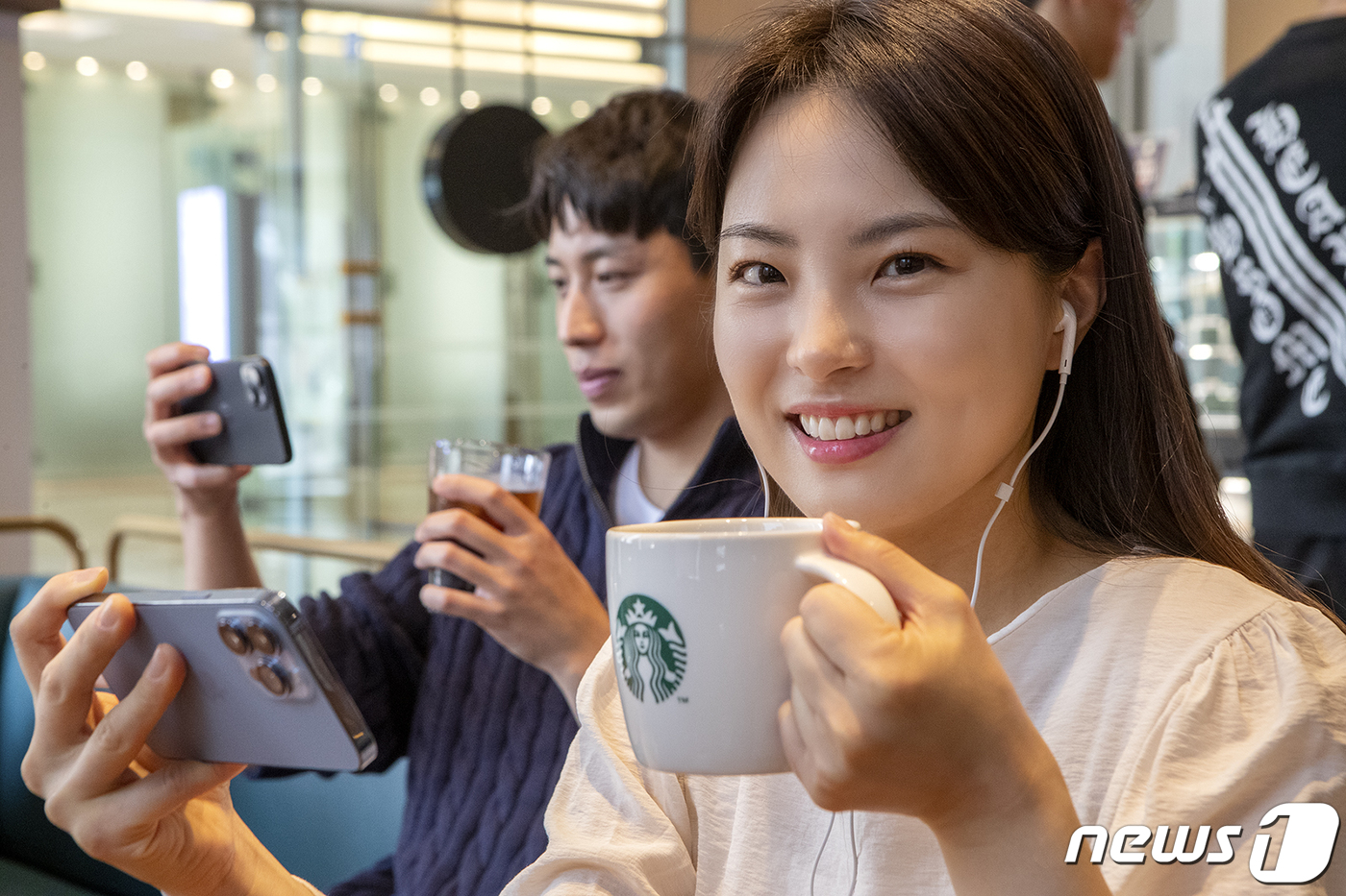(서울=뉴스1) = KT가 오는 15일부터 OTT 티빙과 스타벅스 커피 상품을 결합한 ‘티빙+스타벅스’ OTT 구독팩 3종을 신규 출시한다고 14일 밝혔다.사진은 KT 모델들이 ‘ …