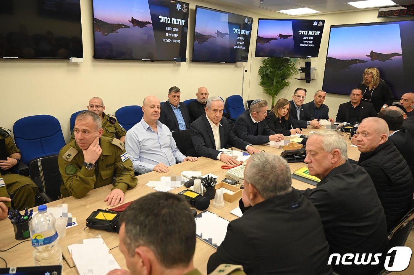 본문 이미지 - 14일(현지시간) 이스라엘 텔아비브에서 배냐민 네타냐후 이스라엘 총리가 전쟁 내각 회의에 참석하고 있다. 2024.04.14 ⓒ AFP=뉴스1 ⓒ News1 정지윤 기자
