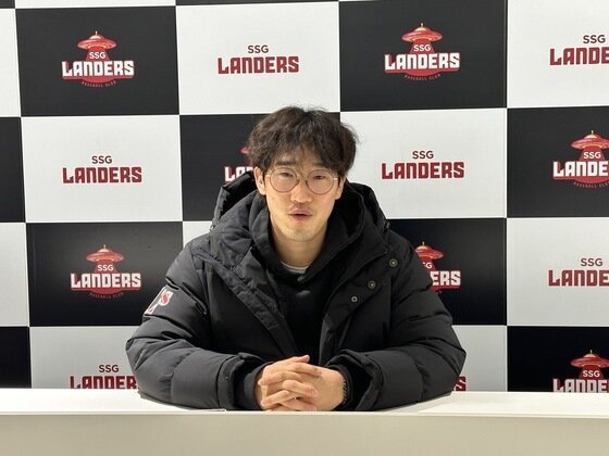 본문 이미지 -  2024년 1월 홀쭉해진 모습으로 인터뷰에 임했던 SSG 박종훈. (SSG 구단 제공)