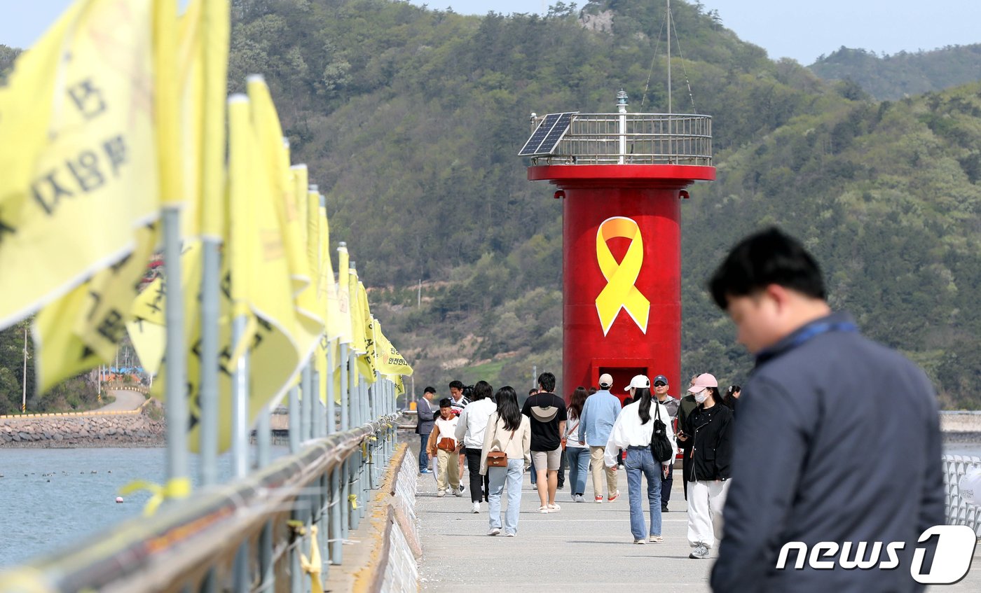 본문 이미지 - 세월호 참사 10주기를 이틀 앞둔 14일 오전 전남 진도군 임회면 진도항(팽목항)에 추모객들의 발걸음이 이어지고 있다.2024.4.14/뉴스1 ⓒ News1 박지현 기자