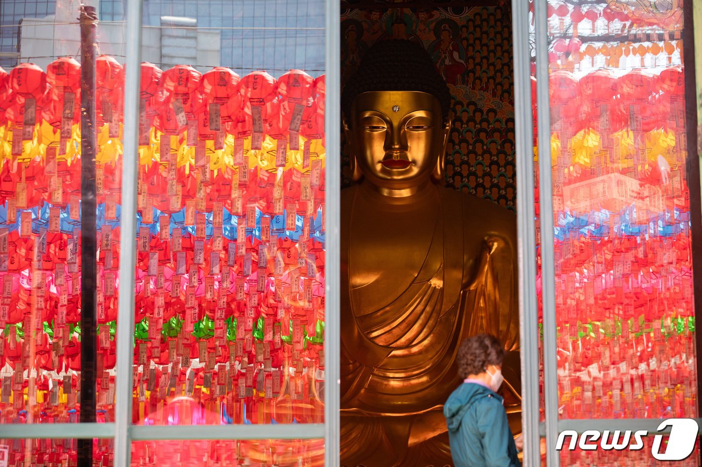 본문 이미지 - 부처님 오신날을 한달여 앞둔 14일 서울 종로구 조계사 대웅전 유리에 연등이 비치고 있다. 2024.4.14/뉴스1 ⓒ News1 유승관 기자