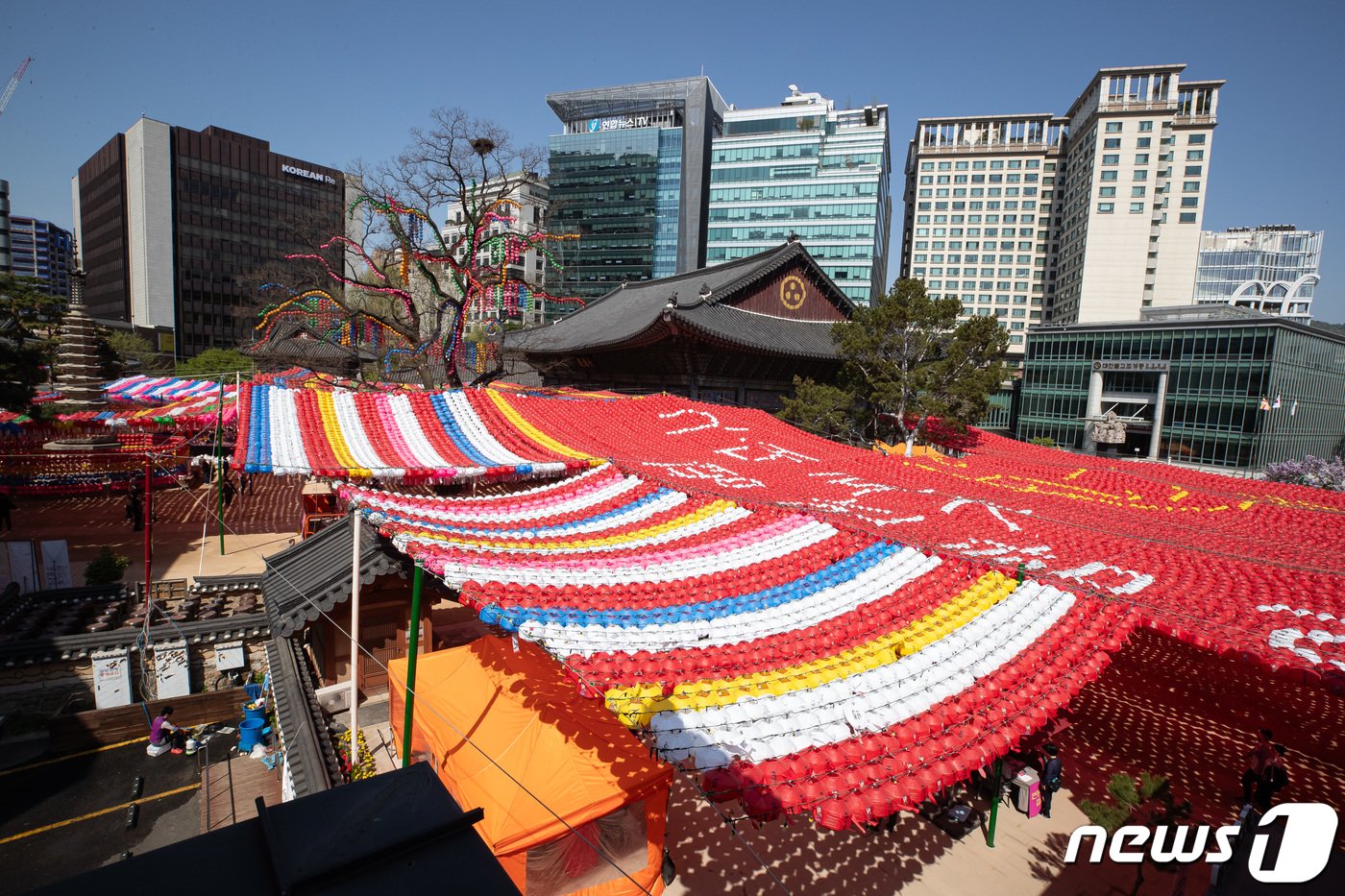 본문 이미지 - 부처님 오신날을 한달여 앞둔 14일 서울 종로구 조계사에 연등이 설치돼 있다. 2024.4.14/뉴스1 ⓒ News1 유승관 기자