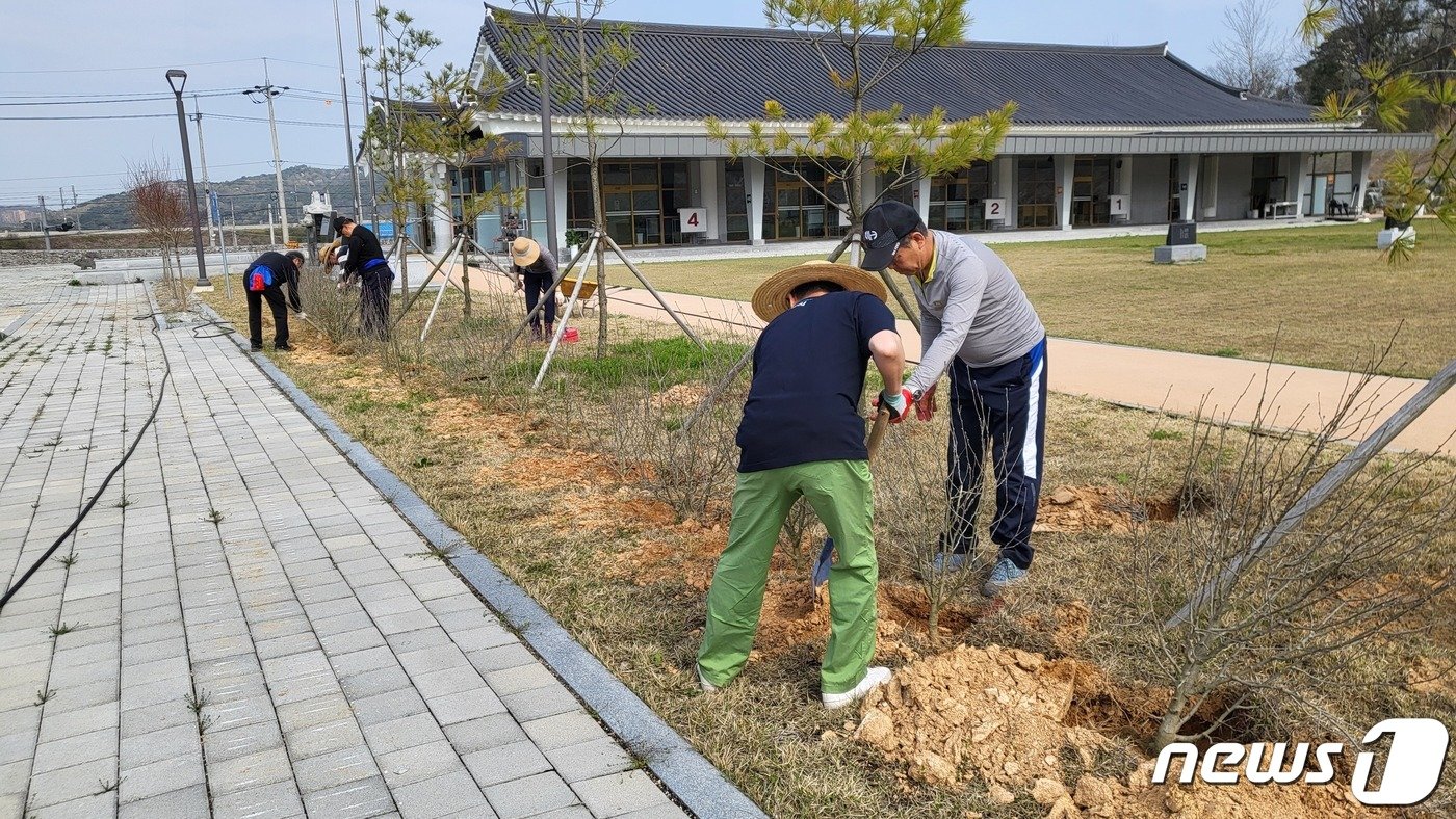 한국원자력연구원&#40;원장 주한규&#41; 첨단방사선연구소&#40;소장 정병엽&#41;가 방사선육종 기술로 개발·관리하고 있는 무궁화 2종 묘목을 정읍시 국궁장에 무상 식재했다. 무궁화 식재사진&#40;연구소 제공&#41;2024.4.14/뉴스1