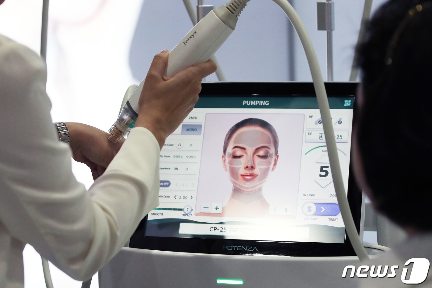 본문 이미지 - 2024년 4월 서울 서초구 양재 aT센터에서 열린 '2024 미용의료기기 박람회'에서 관계자가 기기를 시연하고 있다. 2024.4.14 ⓒ 뉴스1 이승배 기자