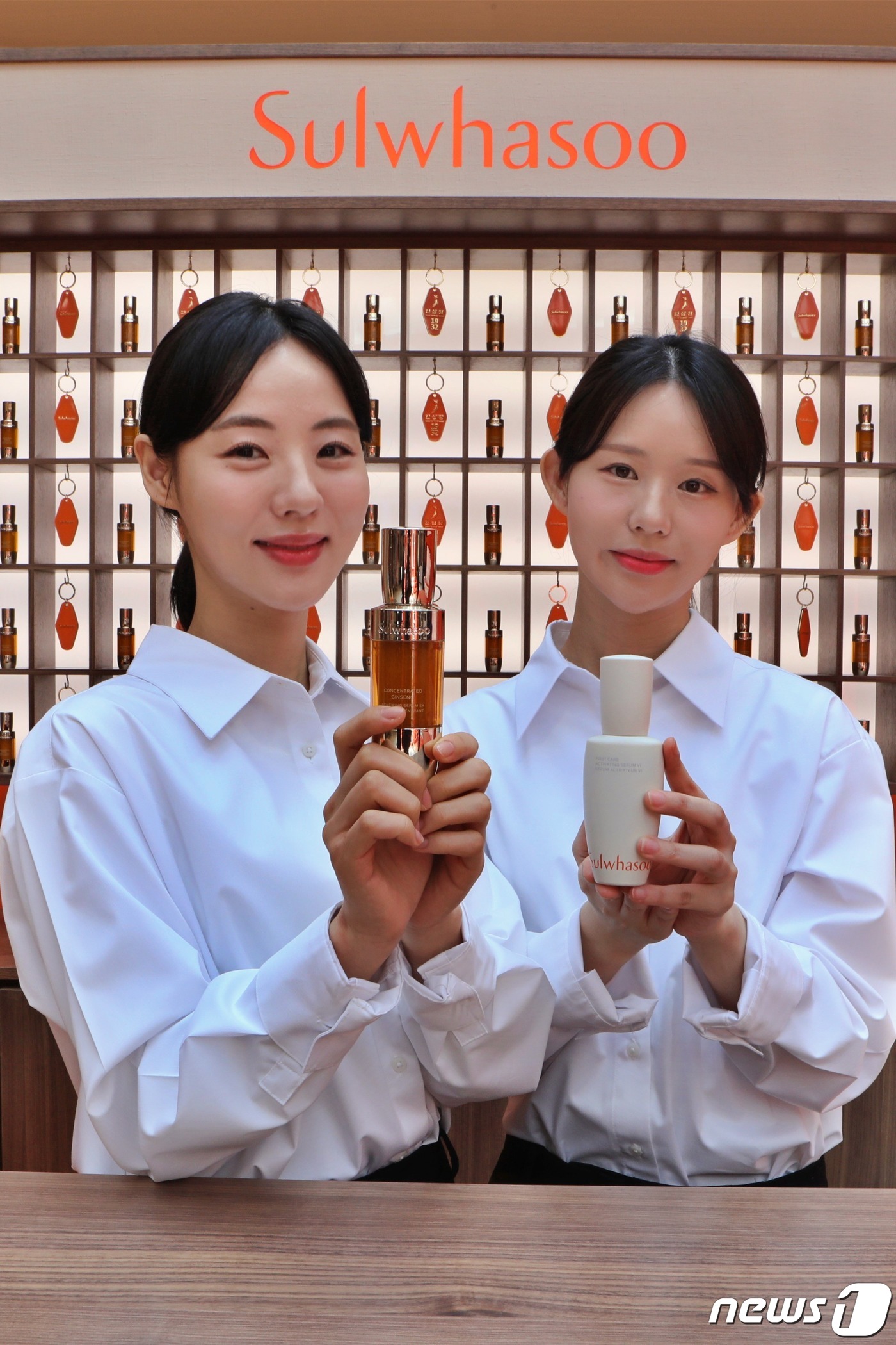 (서울=뉴스1) = 롯데백화점은 오는 21일까지 서울 중구 본점 지하 1층 코스모너지 광장에서 설화수 '인삼장' 팝업 행사를 진행한다고 14일 밝혔다.인삼장은 인삼을 달인 물과 인 …