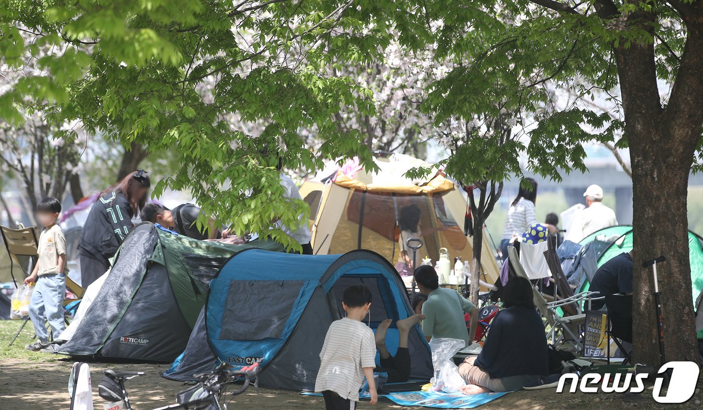 전국적으로 초여름 날씨를 보인 14일 서울 여의도 한강공원에서 시민들이 나무 그늘 밑에 텐트를 치고 더위를 식히고 있다. 2024.4.14/뉴스1 ⓒ News1 임세영 기자