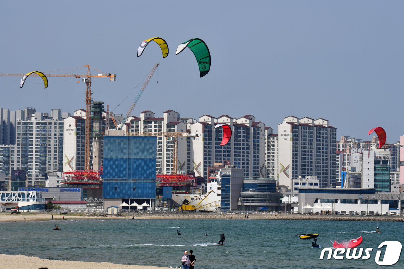 14일 오후 경북 포항시 송도해수욕장에서 카이드 보드 동호인들이 파도를 가르며 달리고 있다. 2024.4.14/뉴스1 ⓒ News1 최창호 기자