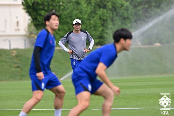 본문 이미지 - 황선홍 23세 이하(U-23) 대한민국 축구대표팀 감독이 14일 카타르 도하 알레르살 훈련장에서 2024 파리 올림픽 최종 예선 겸 아시아축구연맹(AFC) U-23 아시안컵 훈련 지시를 하고 있다. (대한축구협회 제공) 2024.4.14/뉴스1