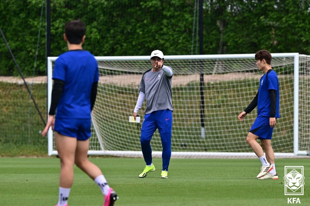 본문 이미지 - 황선홍 23세 이하(U-23) 대한민국 축구대표팀 감독이 14일 카타르 도하 알레르살 훈련장에서 2024 파리 올림픽 최종 예선 겸 아시아축구연맹(AFC) U-23 아시안컵 훈련 지시를 하고 있다. (대한축구협회 제공) 2024.4.14/뉴스1