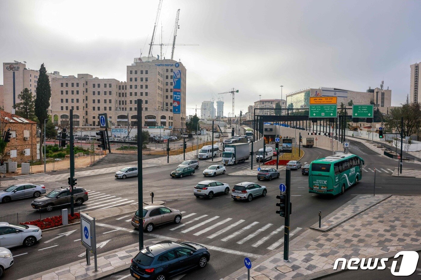 본문 이미지 - 이란의 보복 공습이 감소한 이후 대피 명령이 해제된 14일(현지시간) 이스라엘 예루살렘의 거리에서 차들이 운행하고 있다. 2024.04.14 ⓒ AFP=뉴스1 ⓒ News1 정지윤 기자