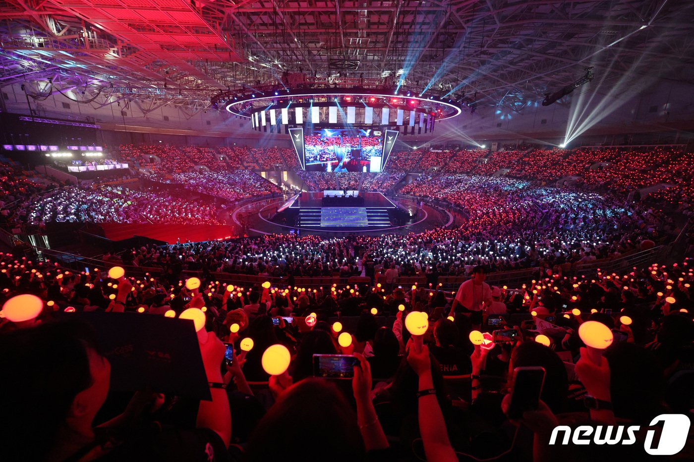 본문 이미지 - 14일 서울 송파구 올림픽공원 KSPO돔에서 열린 '2024 리그오브레전드 챔피언스 코리아(LCK) 스프링' 결승전 T1과 젠지e스포츠의 경기에서 관중이 자리를 가득 채우고 있다. 2024.4.14/뉴스1 ⓒ News1 신웅수 기자