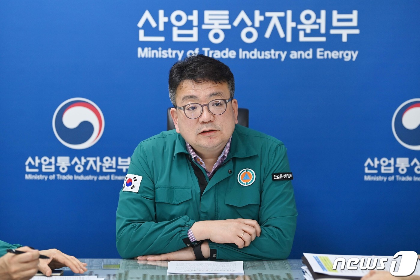 (서울=뉴스1) = 최남호 산업통상자원부 2차관이 14일 오후 정부서울청사에서 이란의 이스라엘 공격에 따른 긴급 상황점검 회의를 주재하고 있다. (산업부 제공) 2024.4.14/ …