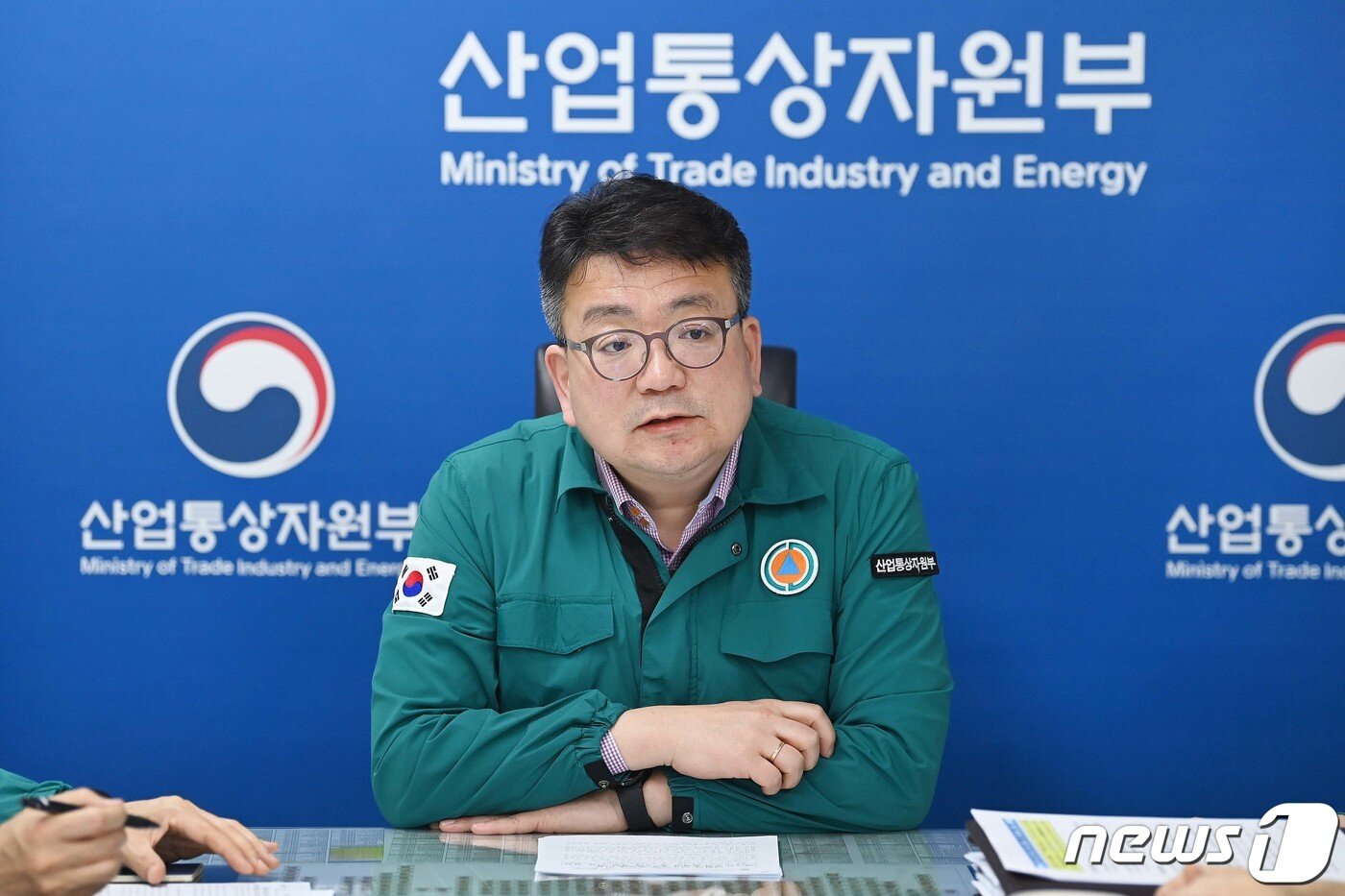 본문 이미지 - 최남호 산업통상자원부 2차관이 14일 오후 정부서울청사에서 이란의 이스라엘 공격에 따른 긴급 상황점검 회의를 주재하고 있다. (산업부 제공) 2024.4.14/뉴스1