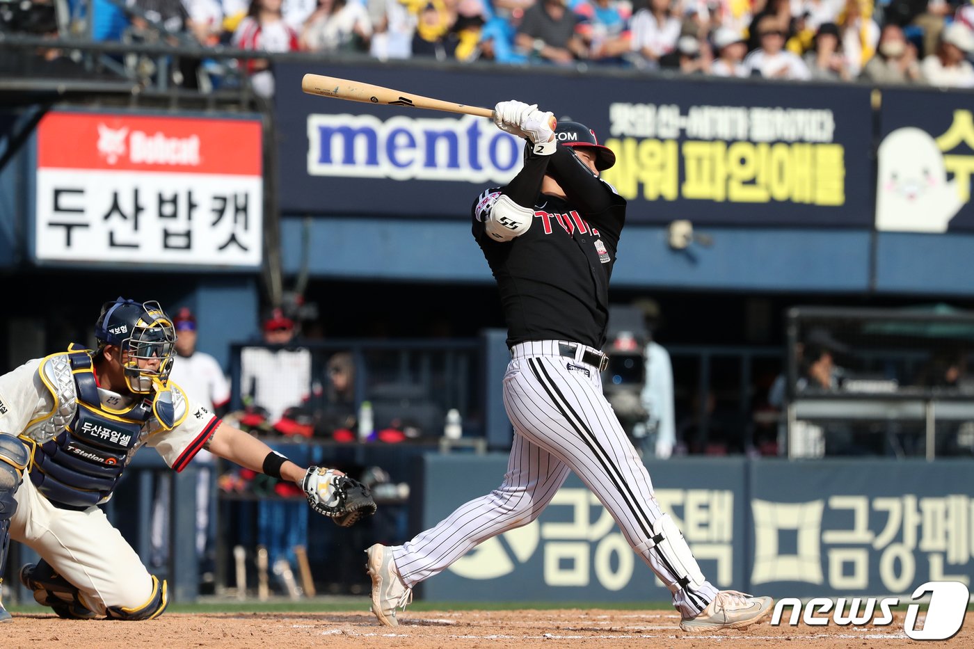 14일 오후 서울 송파구 잠실야구장에서 열린 프로야구 &#39;2024 신한 SOL 뱅크 KBO리그&#39; 두산 베어스와 LG 트윈스의 경기에서 7회초 LG 공격 1사 주자 1,3루 상황 문보경이 안타를 치고 있다. 2024.4.14/뉴스1 ⓒ News1 이승배 기자