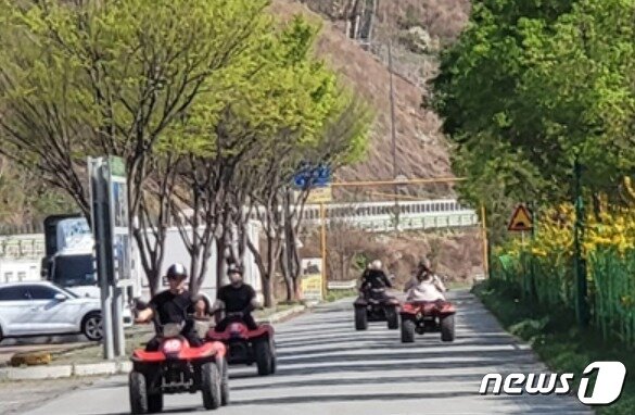본문 이미지 - 14일 낮 강원 춘천시 남산면 강촌로 주변에 사륜오토바이를 탄 관광객들의 모습. 2024.4.14/뉴스1 신관호 기자 ⓒ News1 신관호 기자