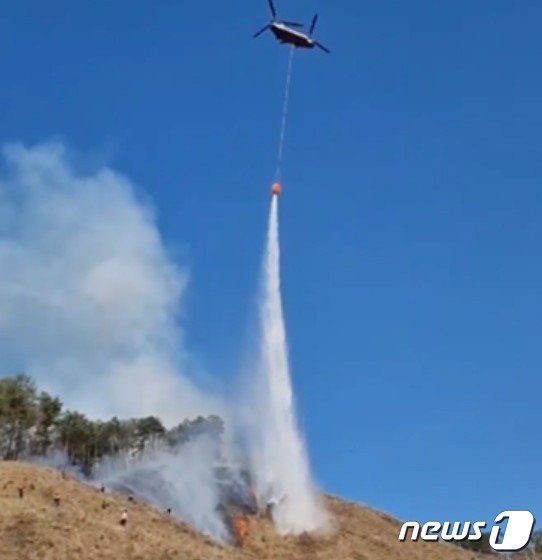 본문 이미지 -  14일 오후 3시57분쯤 강원 홍천군 내촌면 문현리에서 산불이 발생하자, 소방과 산림 당국이 헬기를 포함한 장비 10대 등을 현장에 동원해 진화작업을 펼치고 있다. (강원도소방본부 제공) 2024.4.14/뉴스1
