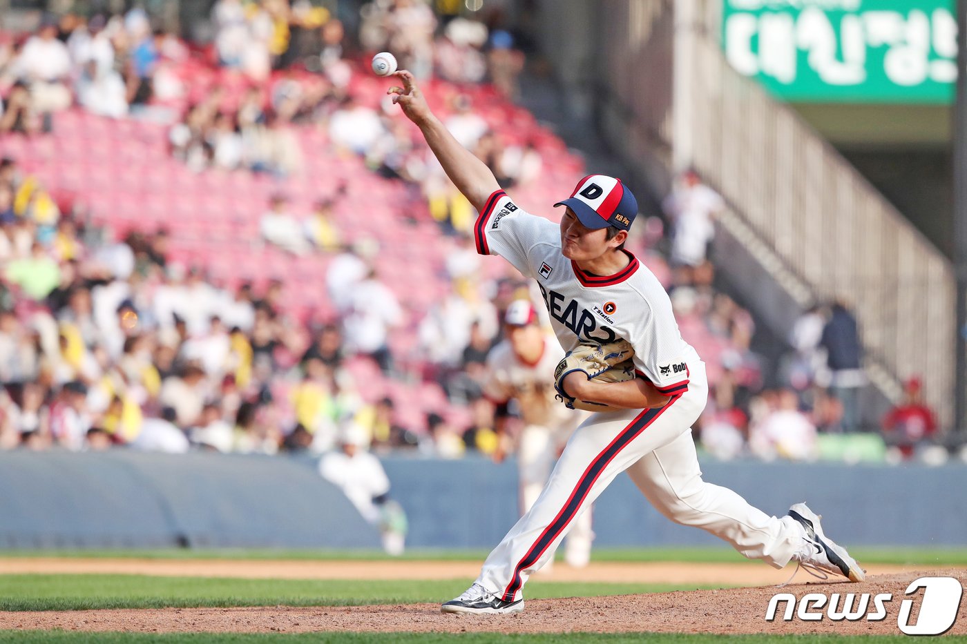 14일 오후 서울 송파구 잠실야구장에서 열린 프로야구 &#39;2024 신한 SOL 뱅크 KBO리그&#39; 두산 베어스와 LG 트윈스의 경기에서 9회초 LG 공격 두산 김택연이 역투하고 있다. 2024.4.14/뉴스1 ⓒ News1 이승배 기자