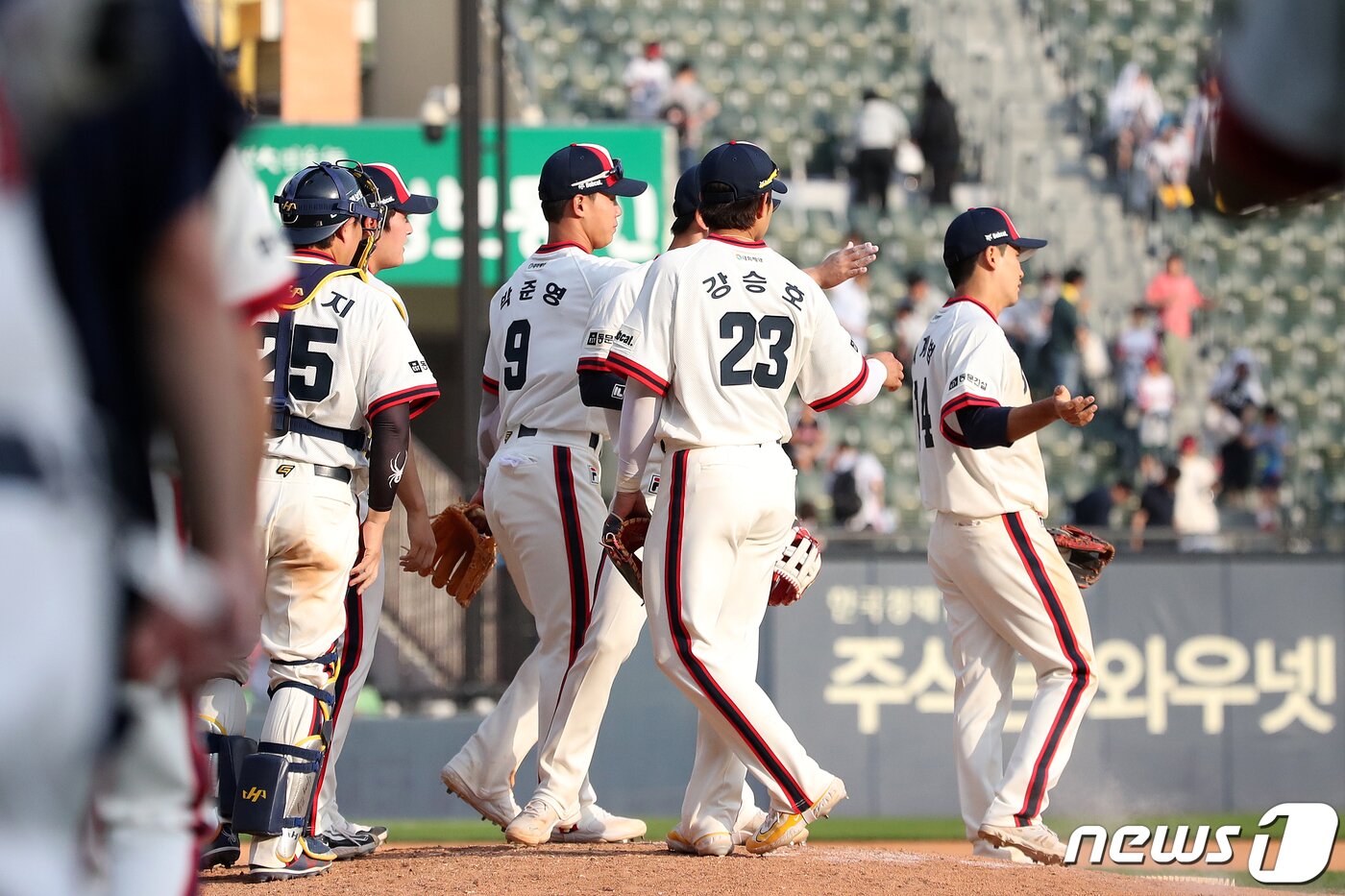 본문 이미지 - 14일 오후 서울 송파구 잠실야구장에서 열린 프로야구 '2024 신한 SOL 뱅크 KBO리그' 두산 베어스와 LG 트윈스의 경기에서 9대5로 승리한 두산 선수들이 기쁨을 나누고 있다. 2024.4.14/뉴스1 ⓒ News1 이승배 기자