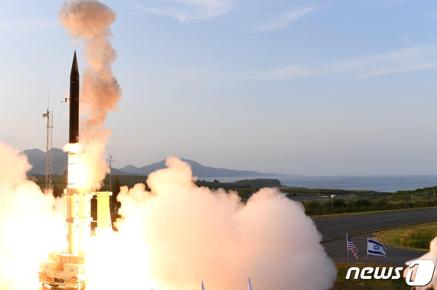 본문 이미지 - 이스라엘이 개발한 고고도 요격체계 애로우3이 2019년 7월 미국 알래스카에서 성능 시험을 받는 모습. 2019.07.28. ⓒ 로이터=뉴스1 ⓒ News1 김성식 기자