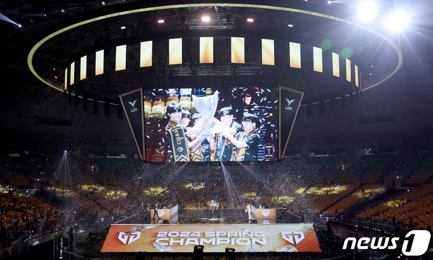 (서울=뉴스1) 장수영 기자 = 14일 오후 서울 송파구 올림픽공원 KSPO돔에서 열린 '2024 리그오브레전드 챔피언스 코리아(LCK) 스프링' 결승전에서 T1를 누르고 우승한 …