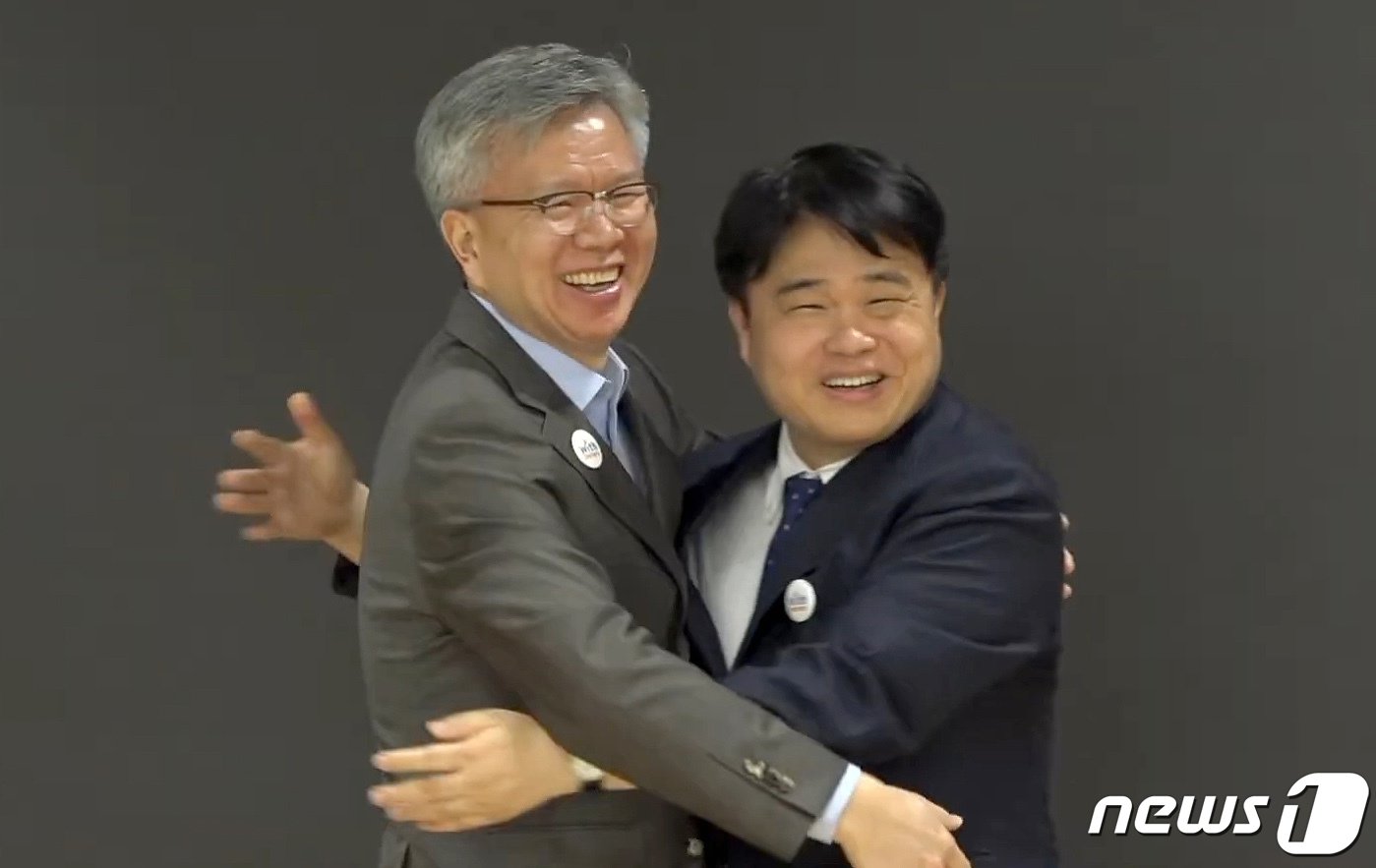 본문 이미지 - 임현택 의협 회장 당선인&#40;오른쪽&#41;이 14일 서울 용산구 의협회관에서 열린 의협 비대위 브리핑에서 김택우 의협 비대위원장과 포옹하고 있다. &#40;대한의사협회 유튜브 영상 캡쳐&#41; 2024.4.14/뉴스1 ⓒ News1 장수영 기자