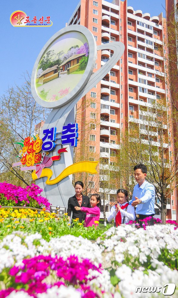 본문 이미지 - (평양 노동신문=뉴스1) = 북한 노동당 기관지 노동신문은 김일성 주석의 생일인 태양절 112돌을 맞은 15일 '수도의 거리마다에 경축의 환희가 넘쳐흐른다'라면서 명절 축하 분위기를 내고 있는 평양 거리 풍경을 소개했다. [국내에서만 사용가능. 재배포 금지. DB 금지. For Use Only in the Republic of Korea. Redistribution Prohibited] rodongphoto@news1.kr