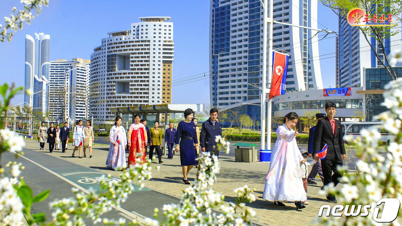 본문 이미지 - (평양 노동신문=뉴스1) = 북한 노동당 기관지 노동신문은 김일성 주석의 생일인 태양절 112돌을 맞은 15일 '수도의 거리마다에 경축의 환희가 넘쳐흐른다'라면서 명절 축하 분위기를 내고 있는 평양 거리 풍경을 소개했다. [국내에서만 사용가능. 재배포 금지. DB 금지. For Use Only in the Republic of Korea. Redistribution Prohibited] rodongphoto@news1.kr