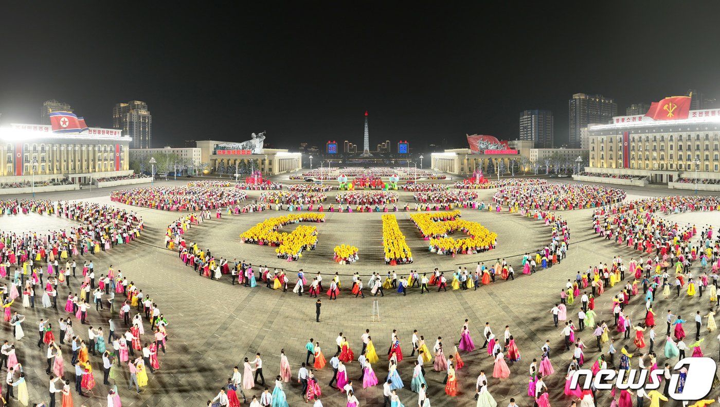 본문 이미지 - (평양 노동신문=뉴스1) = 북한 노동당 기관지 노동신문은 15일 태양절 112주년을 맞아 지난 14일 평양 김일성광장에서 청년 학생들의 야회가 진행되었다고 보도했다. [국내에서만 사용가능. 재배포 금지. DB 금지. For Use Only in the Republic of Korea. Redistribution Prohibited] rodongphoto@news1.kr