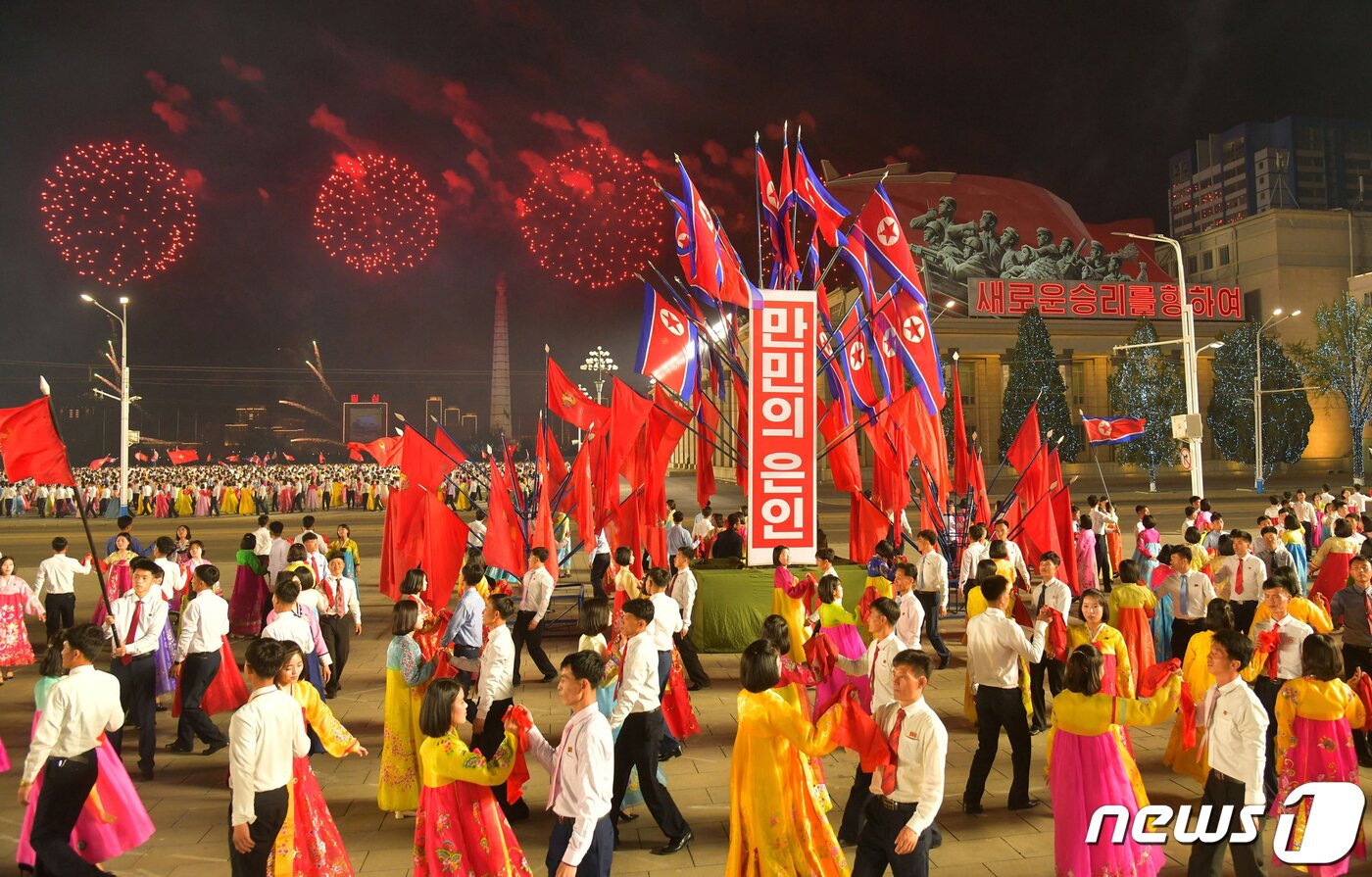 &#40;평양 노동신문=뉴스1&#41; = 북한 노동당 기관지 노동신문은 15일 태양절 112주년을 맞아 지난 14일 평양 김일성광장에서 청년 학생들의 야회가 진행되었다고 보도했다. [국내에서만 사용가능. 재배포 금지. DB 금지. For Use Only in the Republic of Korea. Redistribution Prohibited] rodongphoto@news1.kr