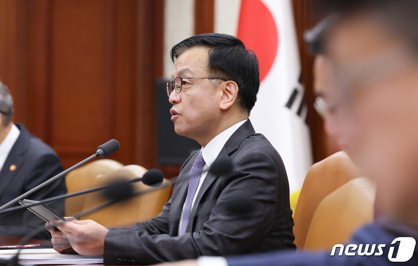 (서울=뉴스1) 허경 기자 = 최상목 경제부총리 겸 기획재정부 장관이 15일 서울 종로구 정부서울청사에서 열린 비상경제장관회의에서 모두발언을 하고 있다. 2024.4.15/뉴스1
