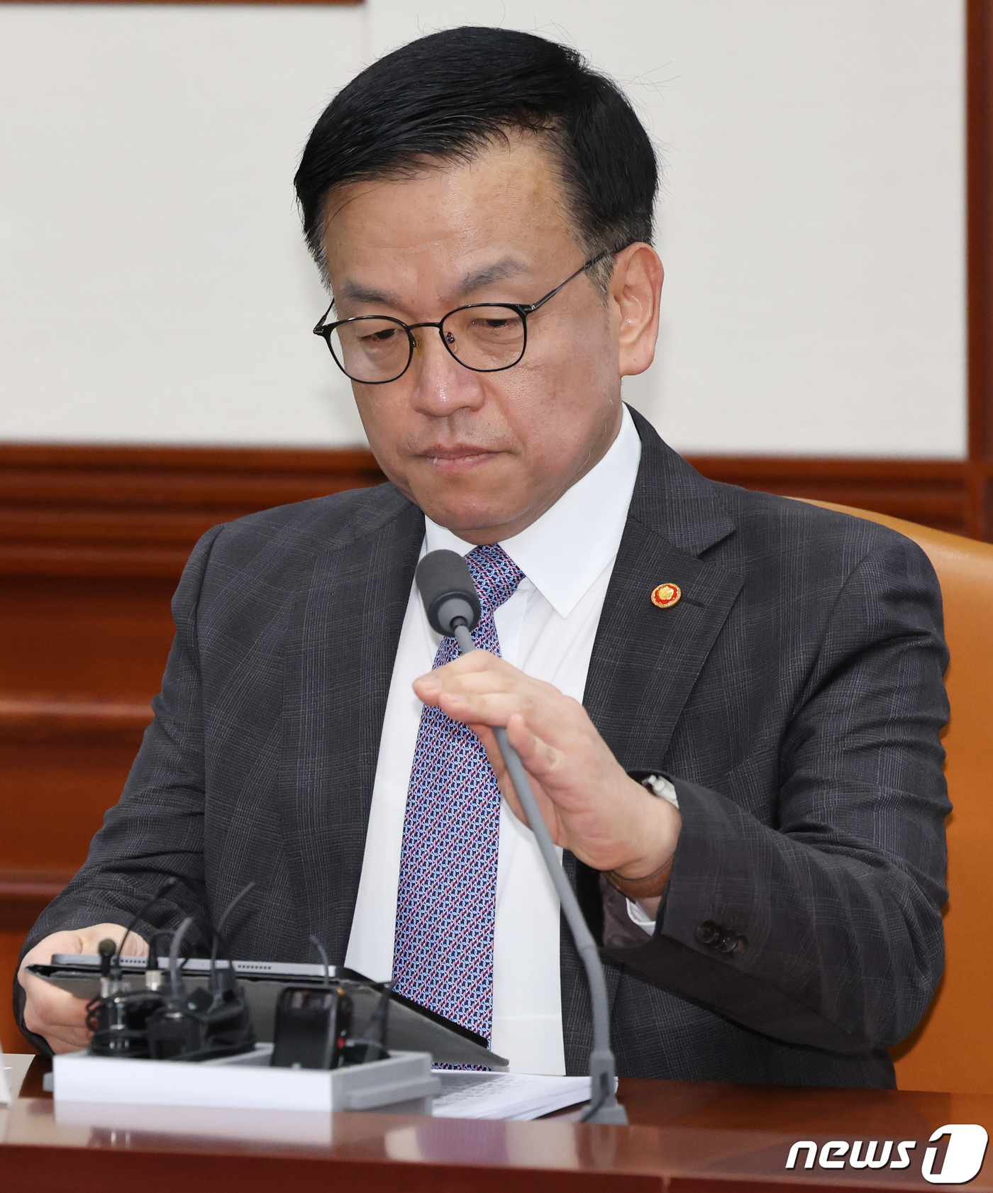 (서울=뉴스1) 허경 기자 = 최상목 경제부총리 겸 기획재정부 장관이 15일 서울 종로구 정부서울청사에서 열린 비상경제장관회의에서 마이크 높이를 조절하고 있다. 2024.4.15/ …