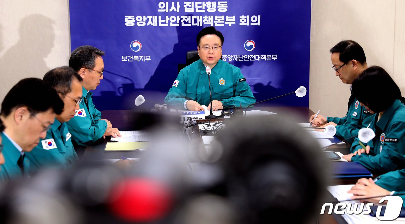 본문 이미지 - 조규홍 중앙재난안전대책본부 제1차장(보건복지부 장관)이 15일 오전 세종시 정부세종청사에서 열린 의사집단행동 관련 중대본 회의를 주재하며 발언하고 있다.2024.4.15/뉴스1 ⓒ News1 김기남 기자